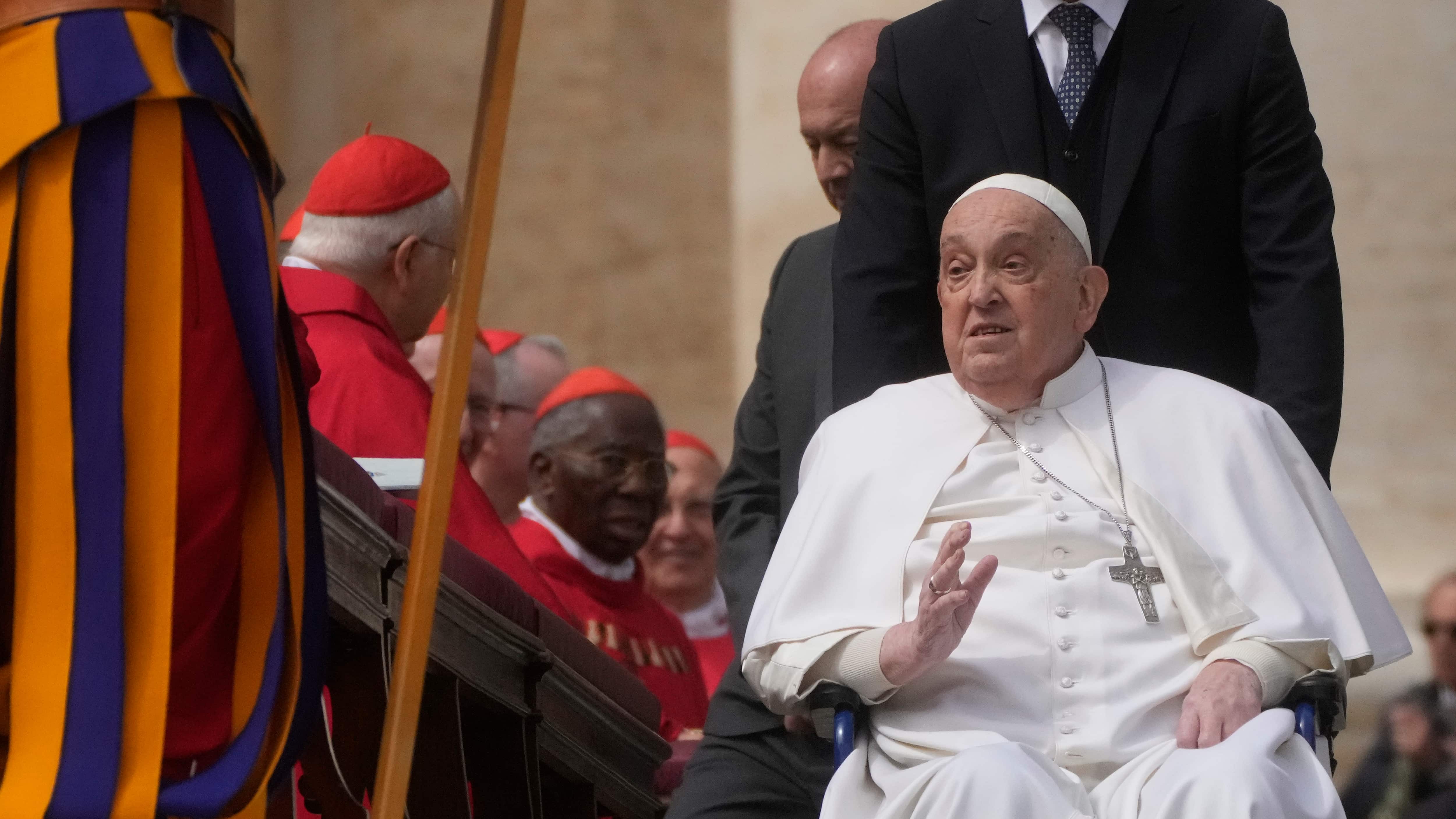 El papa Francisco llega tras la misa del Domingo de Ramos en la plaza de San Pedro del Vaticano, el domingo 13 de abril de 2025. (AP Foto/Gregorio Borgia)