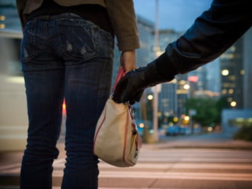 Talca: mujer le ofreció ayuda a una adulta mayor para robarle la cartera