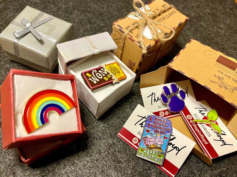 Una de las preocupaciones de Marcela al fundar @thepinfloyd.cl. es que la emoción vivida por un fanático al encontrar un pin que buscaba se mantenga en cómo se entrega y llegue hasta el momento que se lo coloca en su prenda.