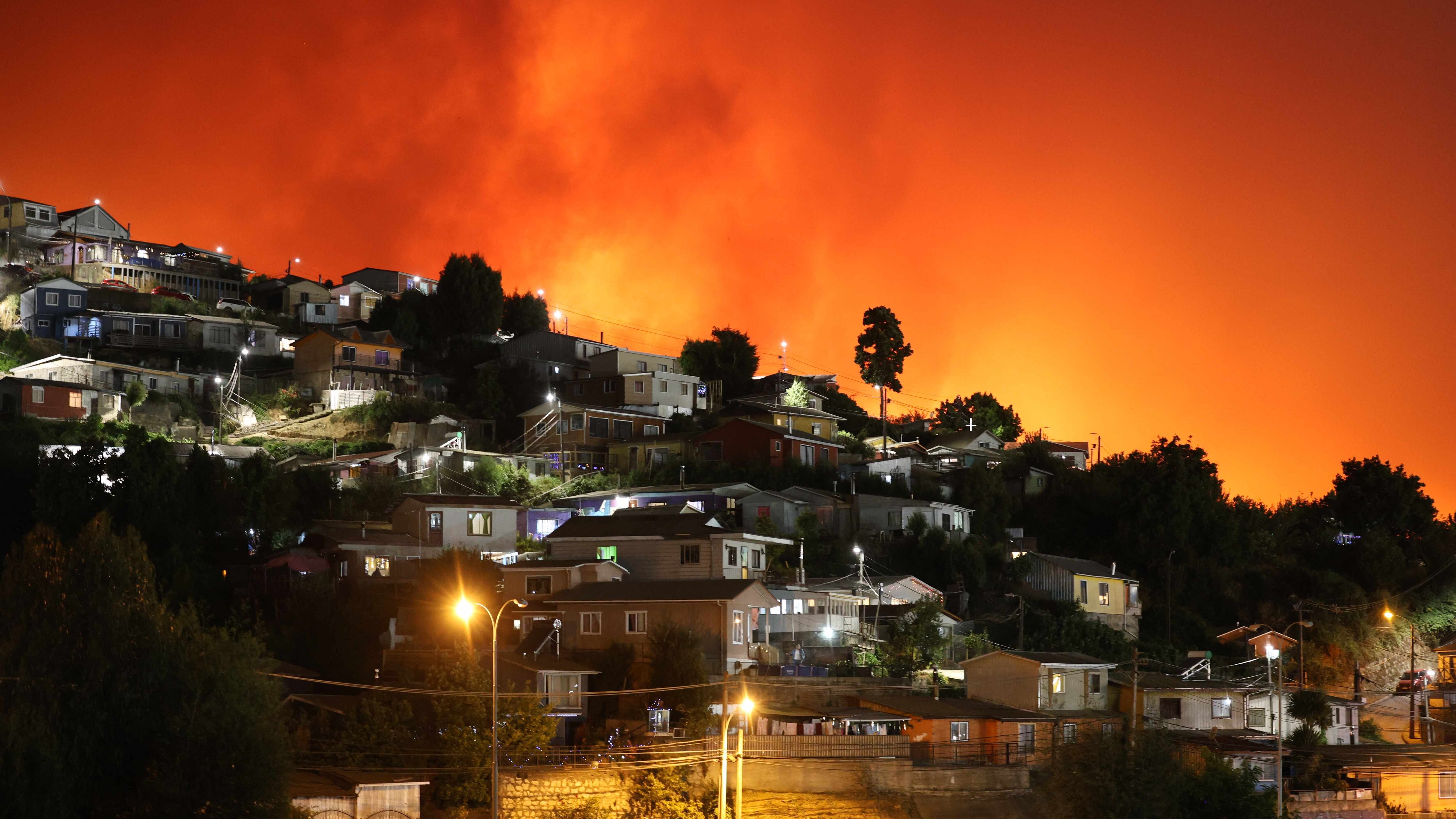 Más de 630 personas permanecen en albergues, mientras Senapred y las Fuerzas Armadas refuerzan el despliegue aéreo y terrestre para contener el avance del fuego.