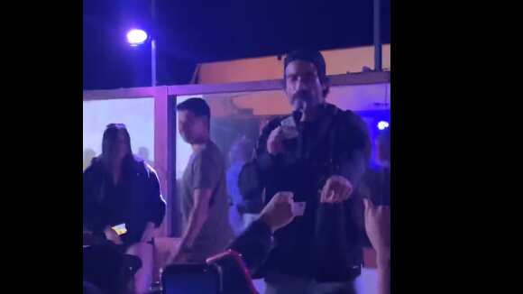 Como un verdadero rockstar, ídolo, y toda una estrella fue recibido Sebastián Ramírez en un evento discoquetero. El exparticipante de Gran Hermano apareció de repente en medio del público del centro nocturno y subió al escenario con micrófono en mano, sorprendiendo al encendido público que que lo recibió con un grito de euforia.
Si bien, en redes sociales, en los últimos días de encierros las actitudes de Sebastián con Constanza se prestaron para comentarios en su contra e incluso la propia ministra de la Mujer pidió explicaciones a CHV por supuesto acoso, lo cierto es que durante la noche de celebración solo fueron flashes, selfies y risotadas.
Al menos, eso es lo que se alcanza a ver en el video que fue difundido en la red TikTok.