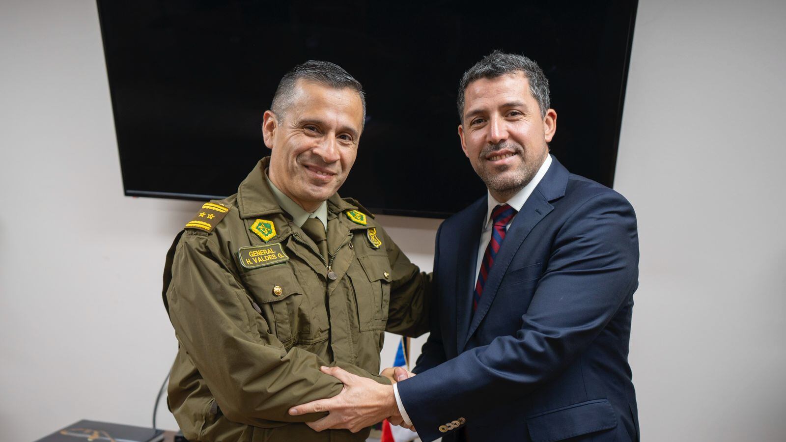 Alcalde de la Florida, Daniel Reyes, y el jefe de Zona Santiago Este de Carabineros, general Héctor Valdés