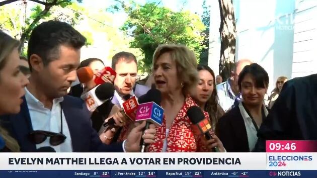 La alcaldesa de Providencia llegó a votar este sábado por la mañana ante el asedio periodístico.