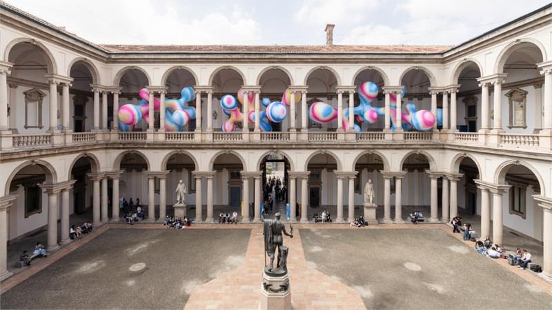 La diseñadora Sara Ricciardi creó una instalación que explora la relación entre la belleza y el bienestar emocional mediante una experiencia inmersiva. Foto: Giuseppe Miotto / Marco Cappelletti Studio.