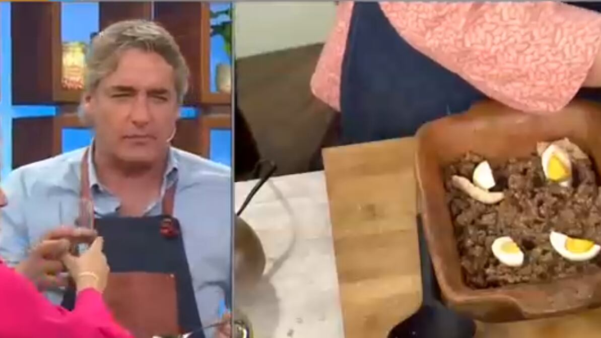 El animador José Luis Repenning tuvo una mañana al rojo vivo. Esto, porque en la ansiedad de probar un exquisito y recién salido del horno pastel de choclo, el guiso elegido como el más rico del mundo, se terminó quemando la lengua.
Todo ocurrió luego que la chef Camila Prado realizara la sabrosa preparación de pino, huevo duro y choclo molido, en un plato de greda, cuando el periodista quiso darle el visto bueno, motivado por el hambre voraz que tenía a esa hora del día, tras desayunar temprano en la mañana.
Sin embargo, olvidó un pequeño detalle y no le dio la soplada clásica, la cual permite disminuir la temperatura de la preparación culinaria.
“No te vayas a quemar”, “se quemó Repe”, dijeron en el estudio, cuando el animador sufría fuera de cámara.
“¡Qué porfiado!”, exclamó la chef Camila Prado, a lo que la animadora Priscilla Vargas señaló: “¡Pobrecito! ¡Un vasito de agua para Repe!”, consignó Canal 13.
“¡Hay que soplar!”, volvió a recalcar Camila. Tras volver al mesón, visiblemente afectado, Repe comentó “lo súper rico que iba a almorzar, ya no voy a sentir nada”
“Me pasó por apurón”, admitió, al mismo tiempo que la chef repetía que primero se soplaba y luego se prueba.
“Tengan cuidado en la casa, aprendan. La gracia es que vamos enseñando todos los tips. Sople, sople antes de probar, ese es un tip súper importante”, reflexionó José Luis.
Revisa el momento aquí.