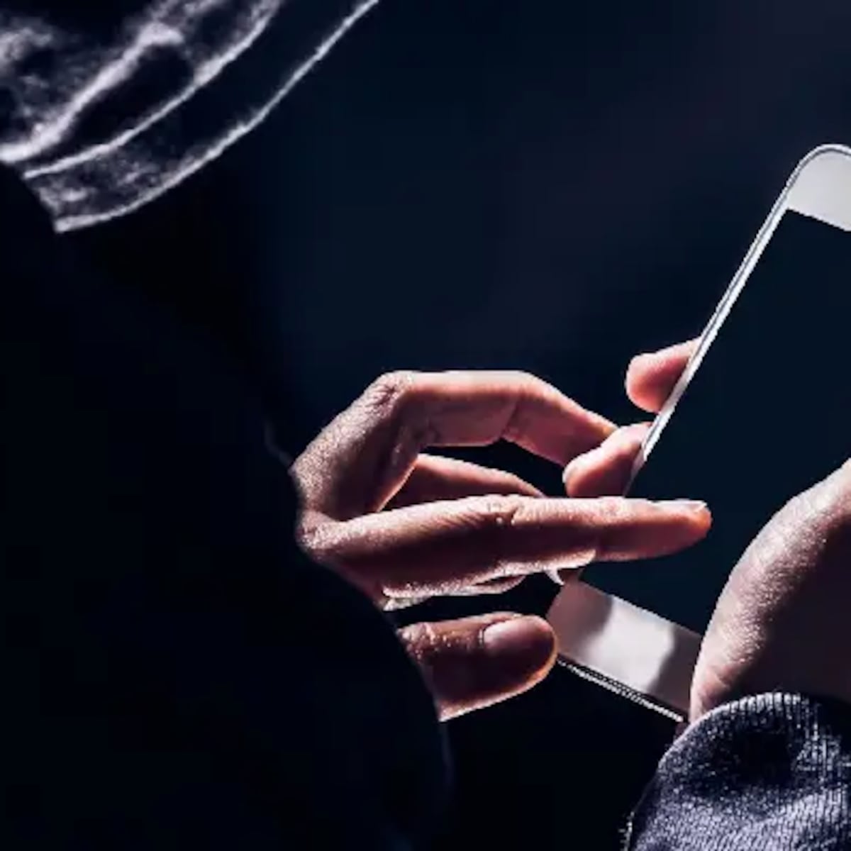 Identifican a periodista del Serviu insultando a damnificados desde cuenta anónima Identifican a periodista del Serviu insultando a damnificados desde cuenta anónima