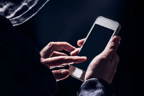 Identifican a periodista del Serviu que insultaba a damnificados por incendios desde cuenta anónima: “Mermelada de weas”