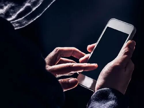 Identifican a periodista del Serviu que insultaba a damnificados por incendios desde cuenta anónima: “Mermelada de weas”