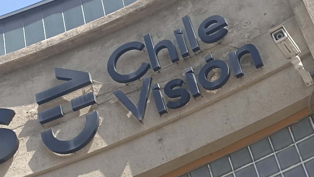 Los rumores en torno al fin del late show surgieron a fines del año pasado, cuando concluyó su temporada y trascendió que el equipo a cargo del proyecto había sido desvinculado. Si bien, en ese entonces se hablaba de una salida “hasta nuevo aviso”, este jueves fuentes ligadas a Chilevisión comentan que el programa definitivamente no continuará en pantalla. 
Eso sí, según pudo sondear El Filtrador, el canal está buscando un nuevo proyecto que pueda encabezar Rodríguez, quien por ahora se mantendrá como conductor del matinal Contigo en la mañana junto a Monserrat Álvarez. 
Al respecto, fuentes indican que en un momento se evaluó reunir al periodista con Francisca García-Huidobro para un nuevo espacio, sin embargo, se desconoce si esta idea pasará a materializarse en un proyecto concreto. 
Consultado por el término de Pero con respeto, Julio César Rodríguez comentó a este Portal que efectivamente se está buscando un nuevo programa. “Estamos en eso, en hacer alguna innovación para este año. Pero estamos viendo cuál”, dijo. 
Asimismo, el rostro de Chilevisión explicó que, con la parrilla actual del canal, su late show no tendría “el horario en que debería ser emitido”. Esto, en alusión a que en la tercera franja prime, tras Yo Soy y Pantanal, se exhibe la serie CSI: Vegas.