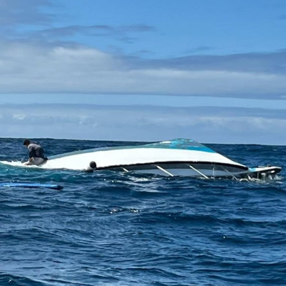 Tragedia en Bahía Mansa: Cuatro muertos y 3 desaparecidos tras naufragio Tragedia en Bahía Mansa: Cuatro muertos y 3 desaparecidos tras naufragio