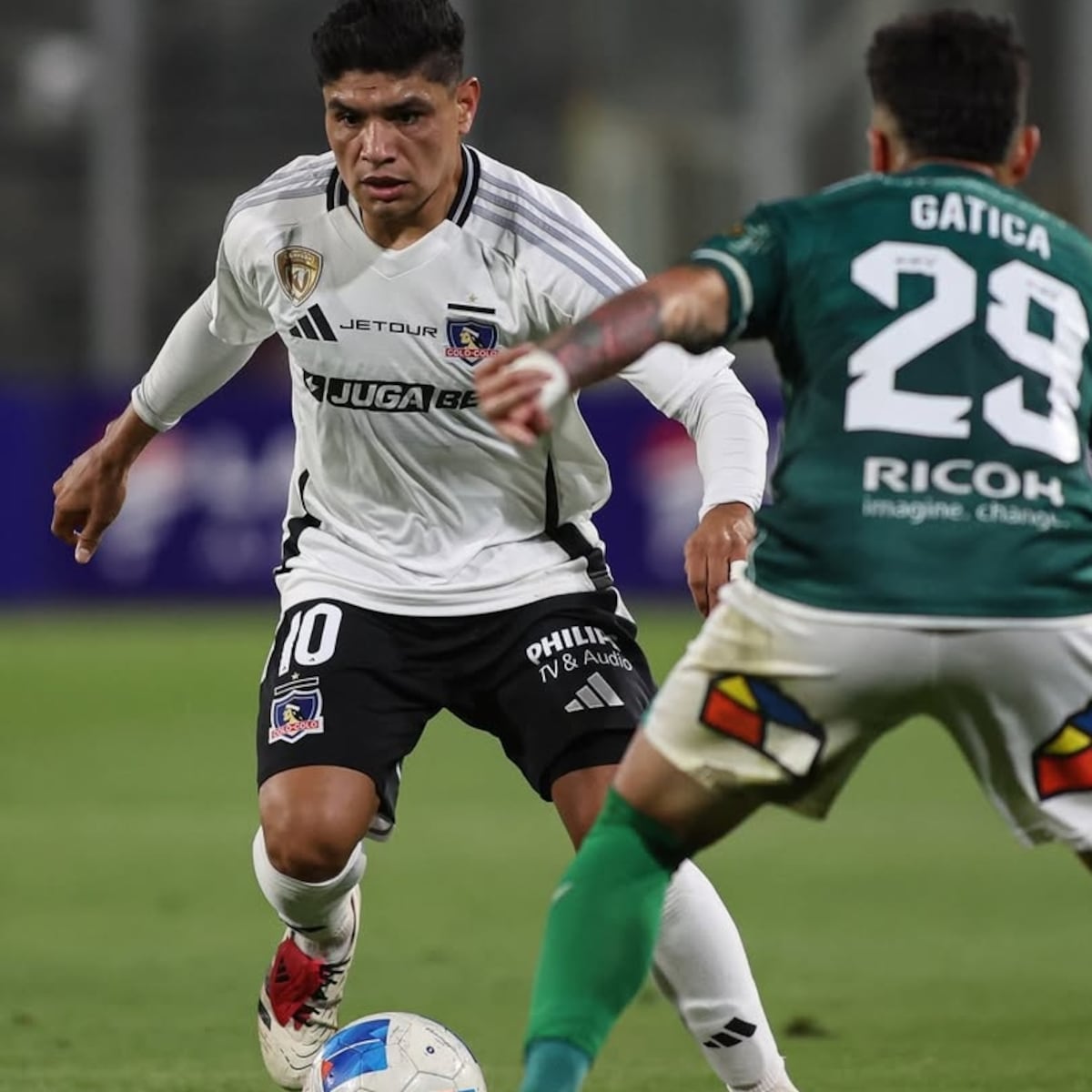 Vélez Sarsfield busca fichar a Claudio Aquino Vélez Sarsfield busca fichar a Claudio Aquino