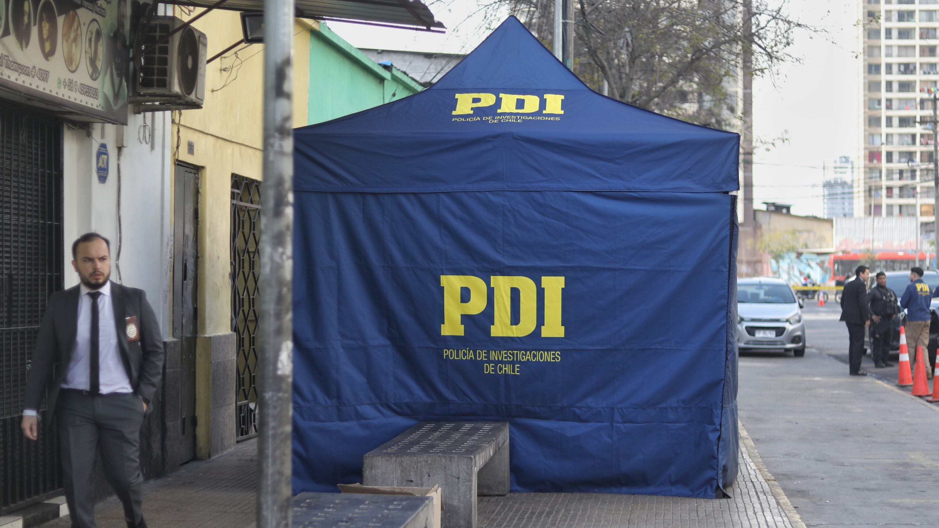 Efectivos policiales realizan las primeras indagatorias de un crimen cometido en la comuna de Estación Central.