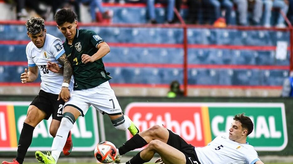 El seleccionado boliviano recibió a Uruguay en El Alto.