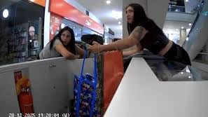 Captan a mujeres robando en medio de evacuación por incendio en Mall Plaza Norte