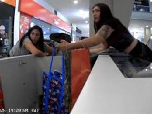 Captan a mujeres robando en medio de evacuación por incendio en Mall Plaza Norte