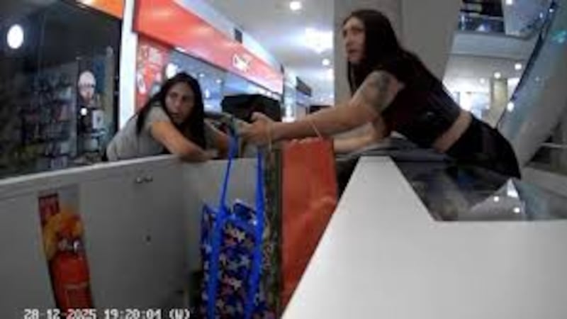 Captan a mujeres robando en medio de evacuación por incendio en Mall Plaza Norte