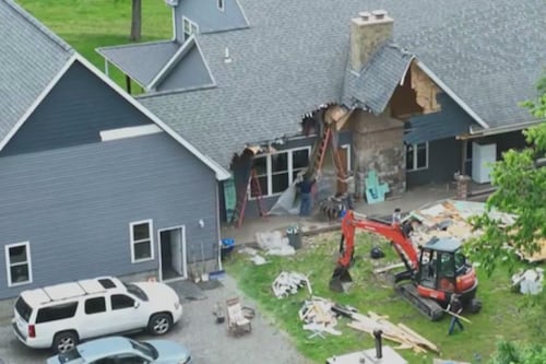 Le pidió el divorcio y su esposo destruyó la casa con una excavadora mientras la familia seguía dentro