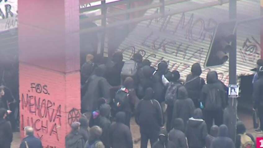 Encapuchados protagonizan incidentes en Santiago Centro: lanzaron objetos incendiarios a Carabineros
Fuegos artificiales y otros objetos contundentes han sido lanzados al personal policial durante la mañana de este 11 de septiembre. Metro informó que dos estaciones están cerradas por manifestación en el exterior.