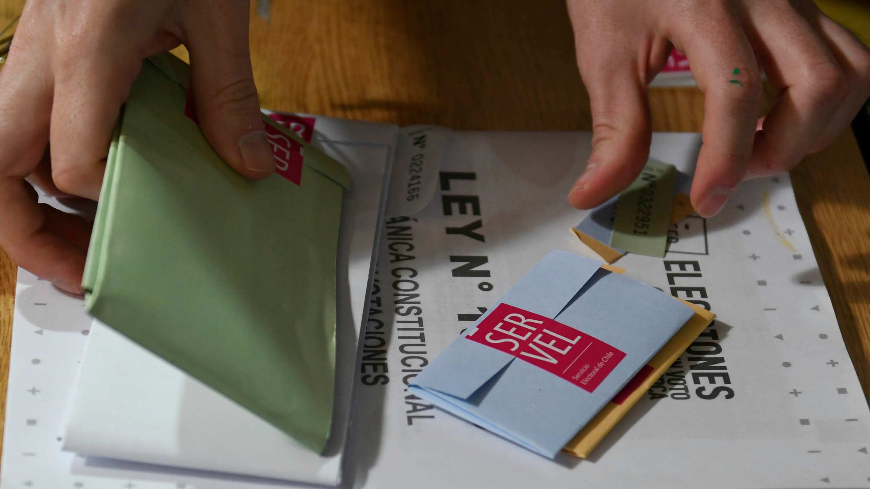 Imagen referencial del segundo día de votación, con poca afluencia de votantes en un local de la comuna de Viña del Mar.