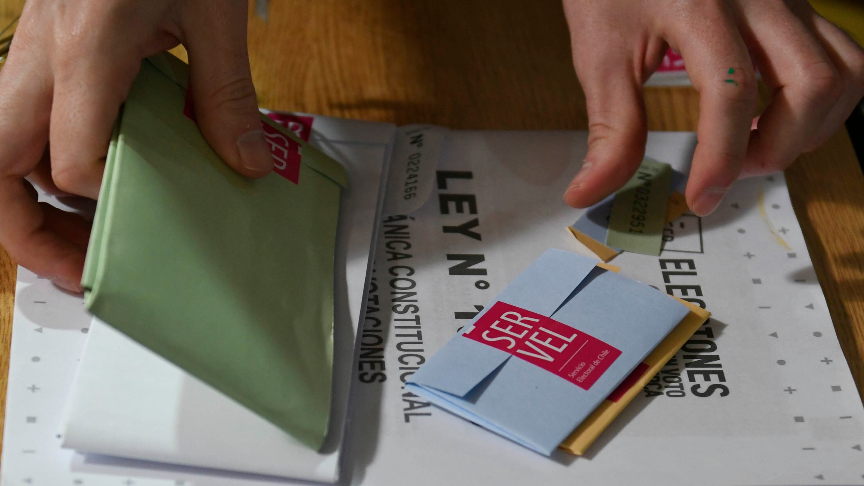 Imagen referencial del segundo día de votación, con poca afluencia de votantes en un local de la comuna de Viña del Mar.