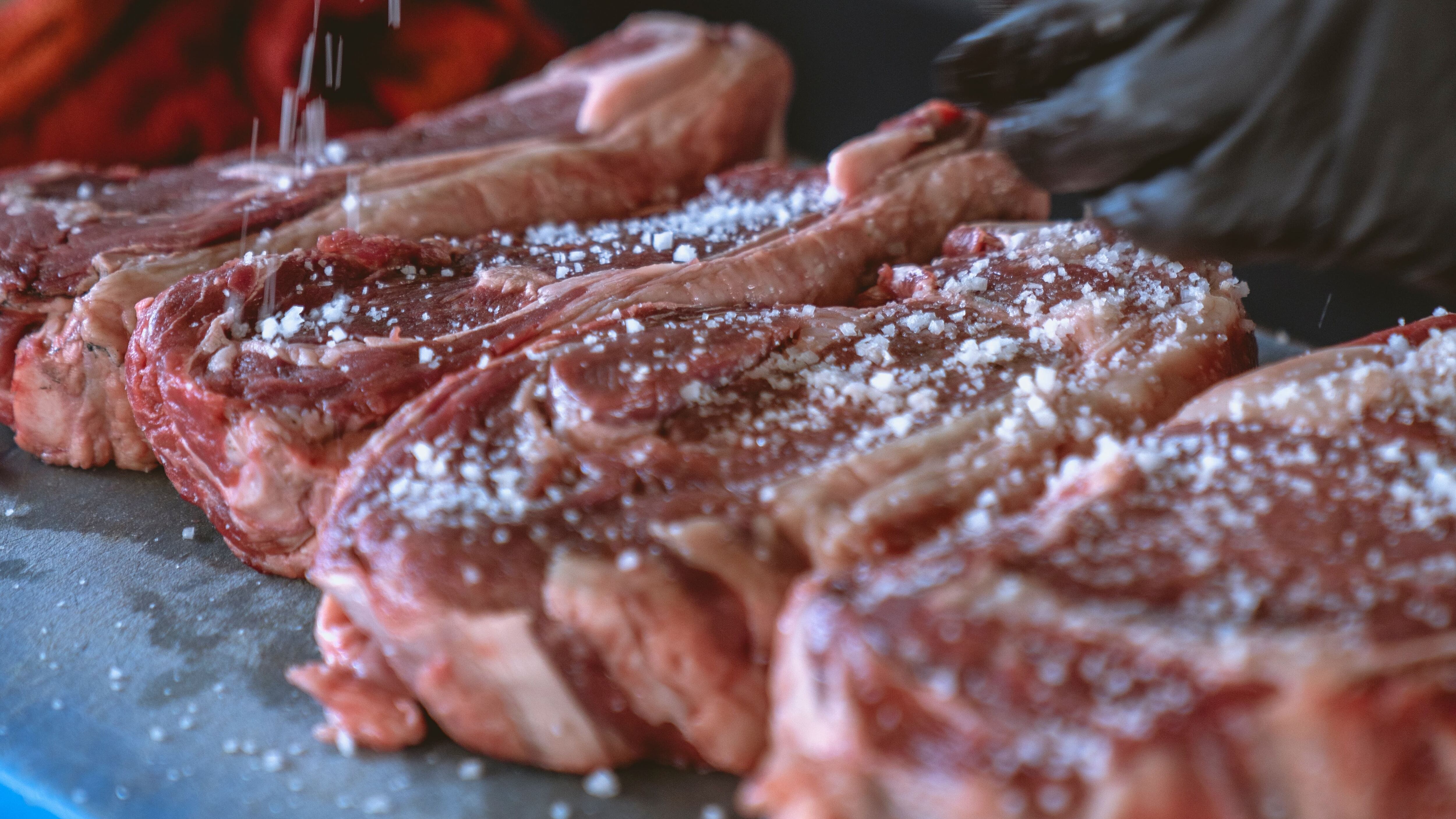 Comensal reclamó porque carne se le quedó en la muela