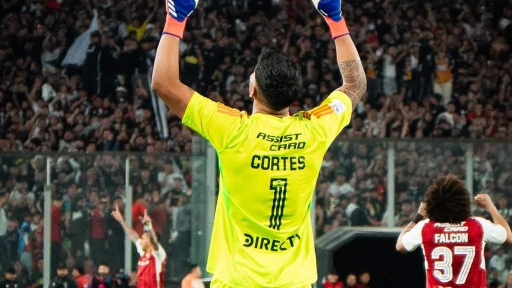 El arquero renovó con Colo Colo por la temporada 2025.