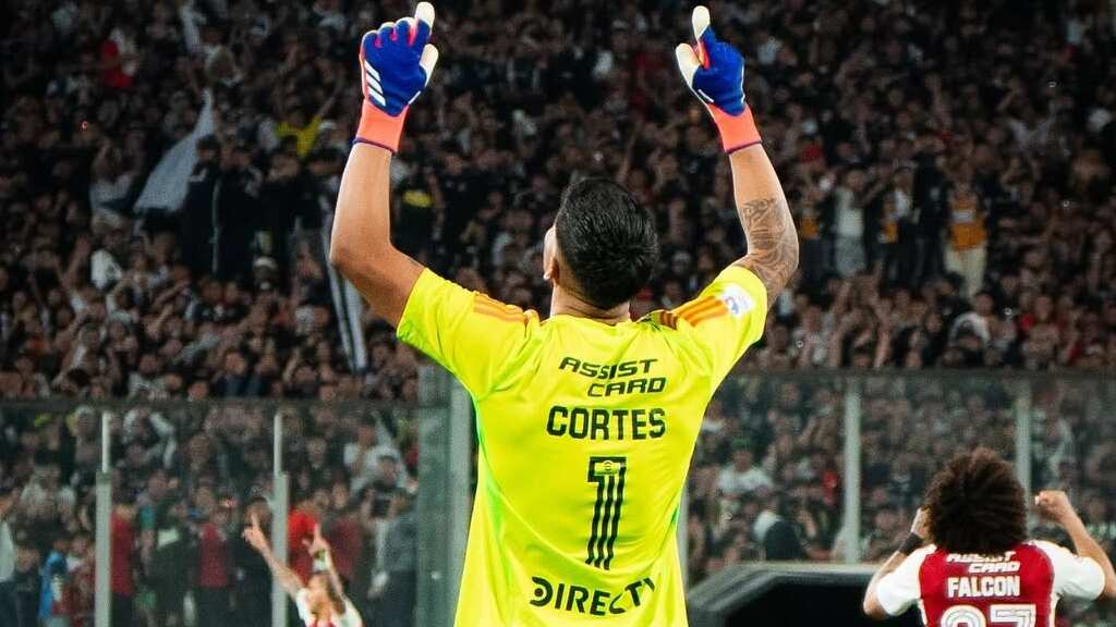 El arquero renovó con Colo Colo por la temporada 2025.