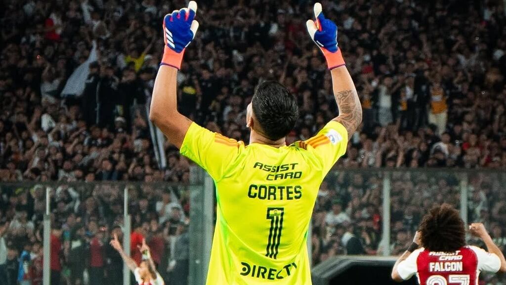 El arquero renovó con Colo Colo por la temporada 2025.