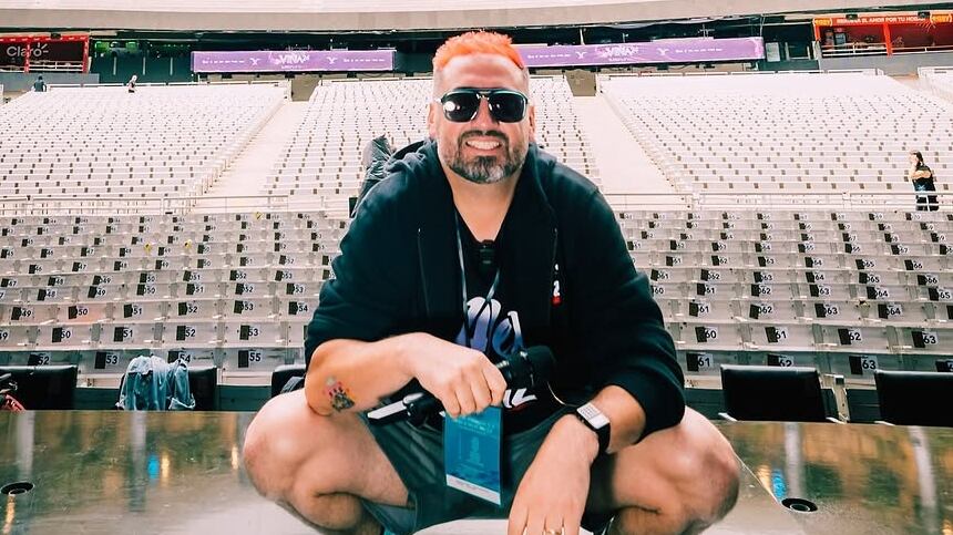 El humorista reconoce que no tiene vehículo y se moviliza en transporte público debido al temor que le provoca manejar un automóvil.