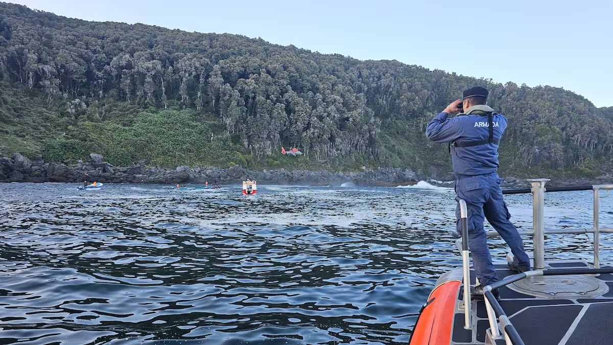 Armada de Chile realizando trabajos de búsqueda y rescate Bahía Mansa, Osorno