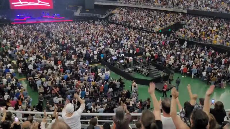 Asistentes a concierto de Serrat ovacionan al Presidente Boric