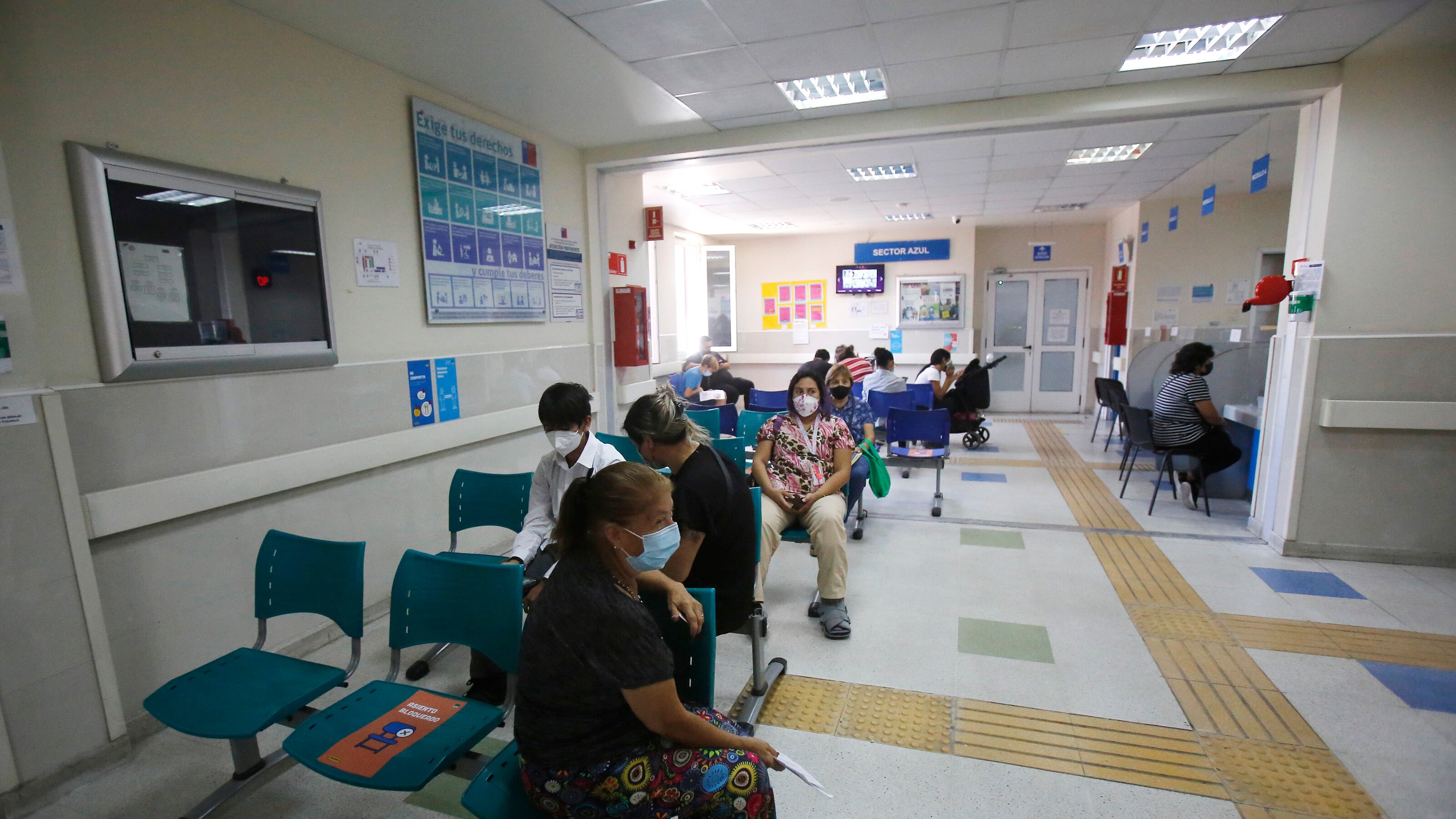 Sala de espera en hospital público. Jonnathan Oyarzun/Aton Chile