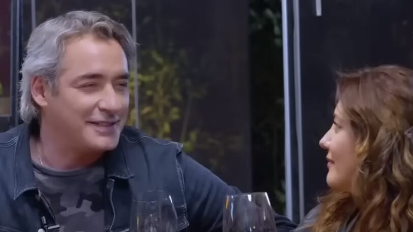 Tras cartón, Repe tomó la palabra y se la jugó con una inesperada y atrevida propuesta a su compañera, la cual apuntaba a un trato que consiste en emparejarse en caso de llegar solteros a cierta edad.
“Nosotros deberíamos hacer un pacto. ¿Has visto que en las series, en las películas, los amigos que se van poniendo viejos y están solos dicen ‘mira, llegamos a los 48 años y, ¿qué edad tienes tú? ¿43?”, planteó de entrada.
“Bueno, cuando llegues a los 43 y medio, ponte tú…”, alcanzó a decir antes de ser interrumpido por los conductores del estelar.
“Se las sabe por libro”, lo troleó Pedro Ruminot. Por su parte, Pancho Saavedra le subió el dedo a la propuesta y señaló que se trataba de “una bonita declaración”.
Eso sí, Priscilla se complicó en un principio y le recordó que estaban en la TV. “Este programa está siendo grabado, que no se te olvide que estamos al aire”, le dijo Pri.
“Pero para no envejecer sola y la vida te pilla sola, ¿cómo sabes?”, complementó Repenning, quien no recibió respuesta alguna de Vargas, pues esta última se fue por las ramas y le sacó con otra pregunta a Ruminot.
LA RESPUESTA DE PRI
Eso sí, al rato nuevamente el tema salió al baile. “Él te ofreció un pacto”, insistió Saavedra. Y si bien no quiso responder directamente sobre el eventual pacto, la comunicadora sí reveló que elegiría a su amigo en caso de que fuera necesario para preservar la especie.
“Comería bien, tendríamos muy buenas conversaciones, discutiríamos, nos reconciliaríamos y lo pasaríamos muy bien”, explicó.
Por último, aclaró que de todas formas es contraproducente todo la presión social y las ganas que tiene la gente de verlos en pareja. “Mientras nos sigan ‘shippeando’ vamos a seguir solteros”, remató.