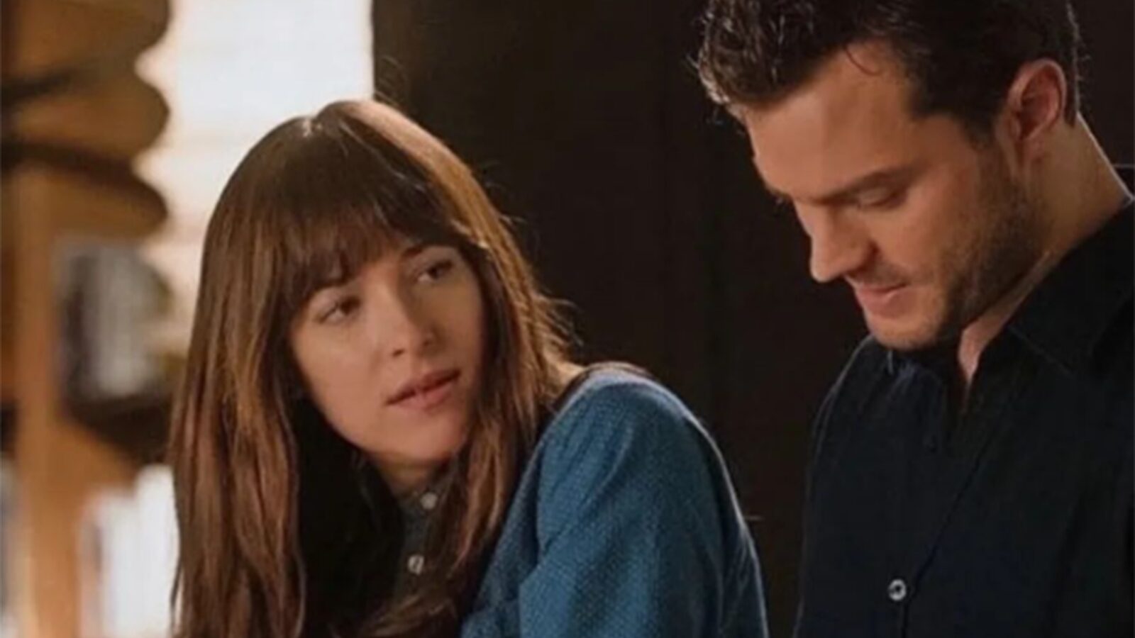 Dakota Jhonson actuando para la película 50 sombras de Grey.