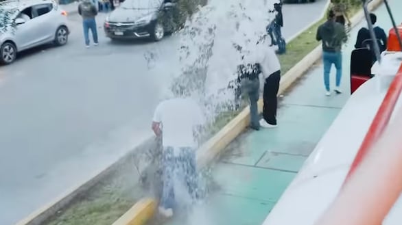 Influencer peruano que moja a hombres que orinan en la calle