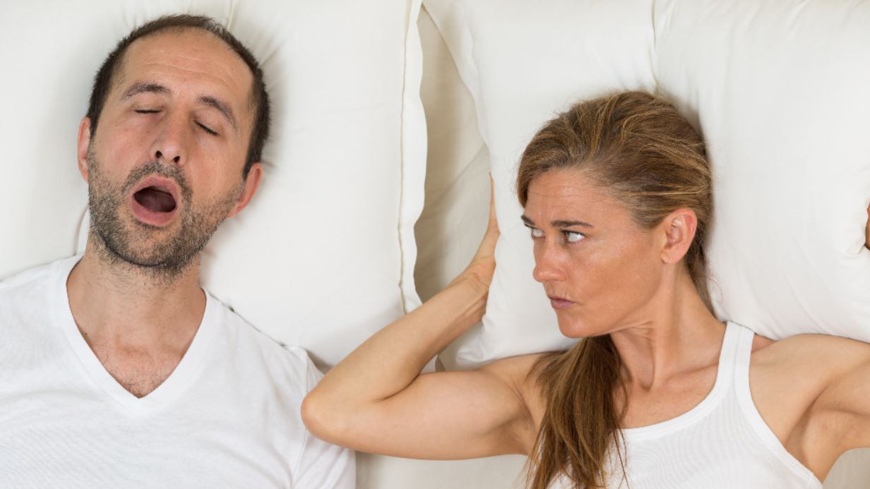 Dormir de lado muchas veces surte efecto para no molestar al compañero. | Foto: ©Gtres