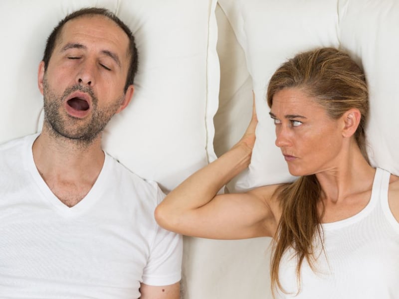 Roncar da un sueño placentero, pero perjudica la salud del compañero de cama
