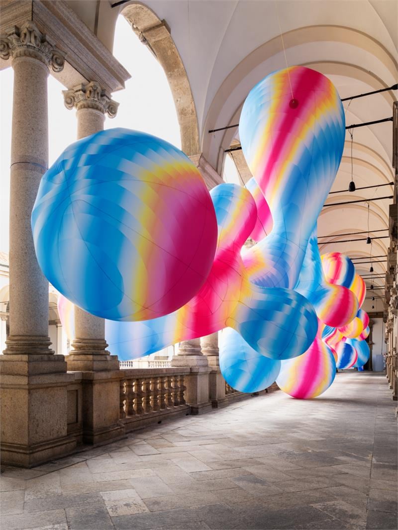 La diseñadora Sara Ricciardi creó una instalación que explora la relación entre la belleza y el bienestar emocional mediante una experiencia inmersiva. Foto: Giuseppe Miotto / Marco Cappelletti Studio.