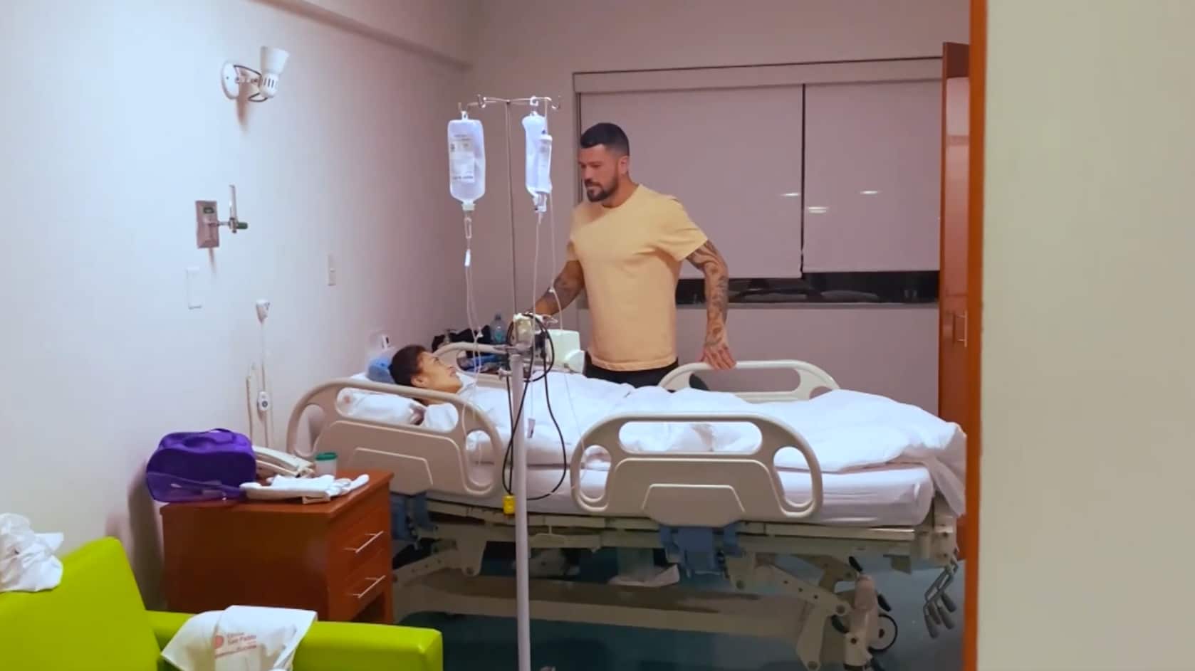 Karen se mantiene en evaluación médica mientras se prepara para una operación que marcará su recuperación en las próximas semanas.