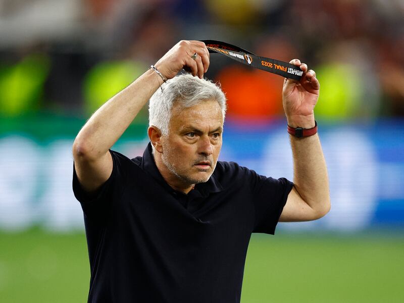 Mourinho vuelve a generar polémica y regala su medalla de subcampeón de Europa League a un niño en la grada