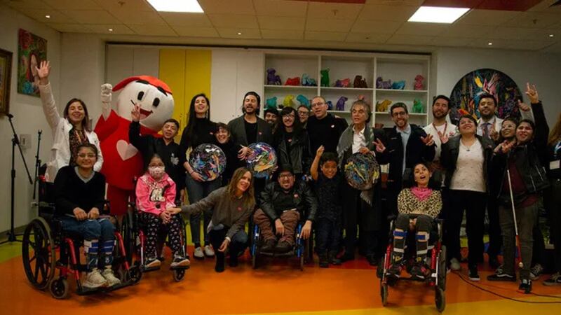 Jurados de “The Voice” realizaron visita a centro Teletón y donaron valiosas prendas para subasta digital