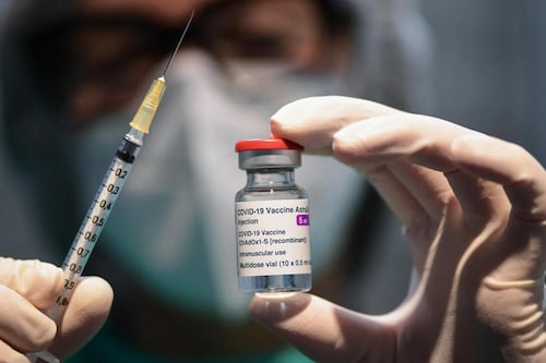 Farmacéutica creadora de vacuna AstraZeneca contra Covid-19 admite que podría causar trombosis