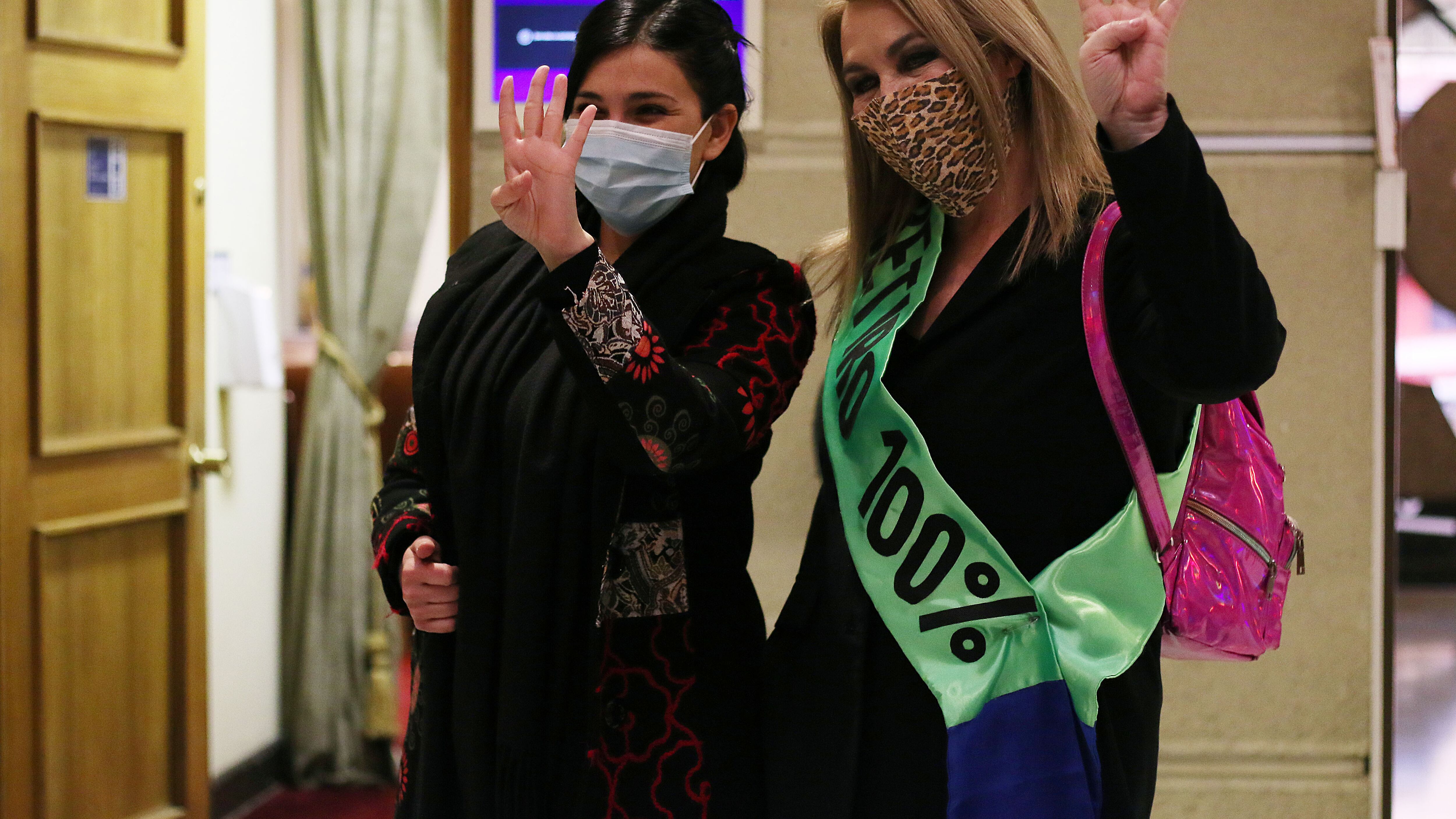 Diputados celebran aprobación del cuarto retiro | 01 DE SEPTIEMBRE DE 2021/VALPARAISO
Las diputadas Karol Cariola (i) y Pamela Jiles (d), tras la aprobación en la Comisión de Constitución de la Cámara de Diputados, del proyecto de reforma que permite el cuarto retiro de los fondos de pensiones, en medio de la pandemia por el Coronavirus.
FOTO: LEONARDO RUBILAR CHANDIA/AGENCIAUNO