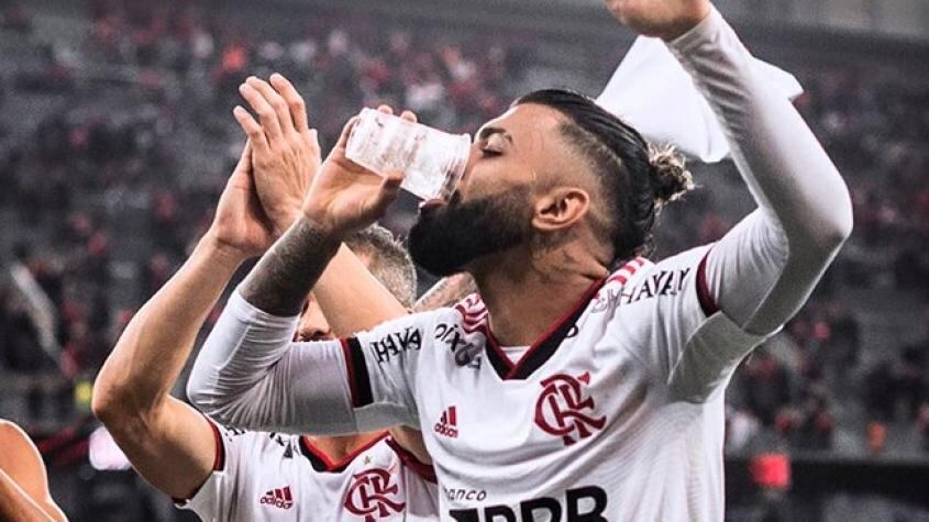 Gabigol tomando cerveza