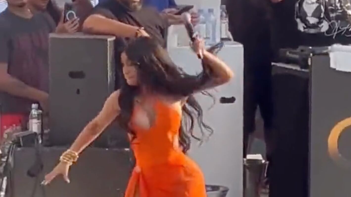 Cardi B arroja micrófono a fan que la mojó en pleno concierto