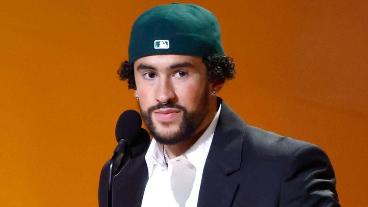 Bad Bunny está molesto porque una canción creada usando su voz con inteligencia artificial se hizo viral en redes sociales