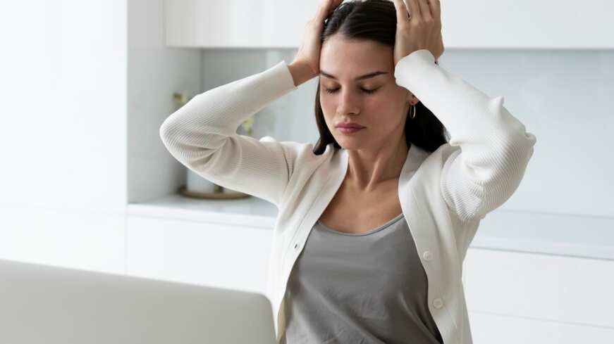 Mujer en cuarentena de tiro medio trabajando desde casa