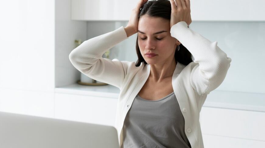 Mujer en cuarentena de tiro medio trabajando desde casa