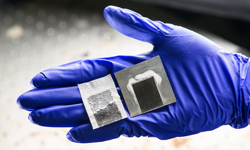 Un equipo de investigadores desarrolló una tecnología capaz de transformar agua de mar en agua apta para el consumo humano sin generar residuos tóxicos. Foto: University of Rochester photo / J. Adam Fenster.