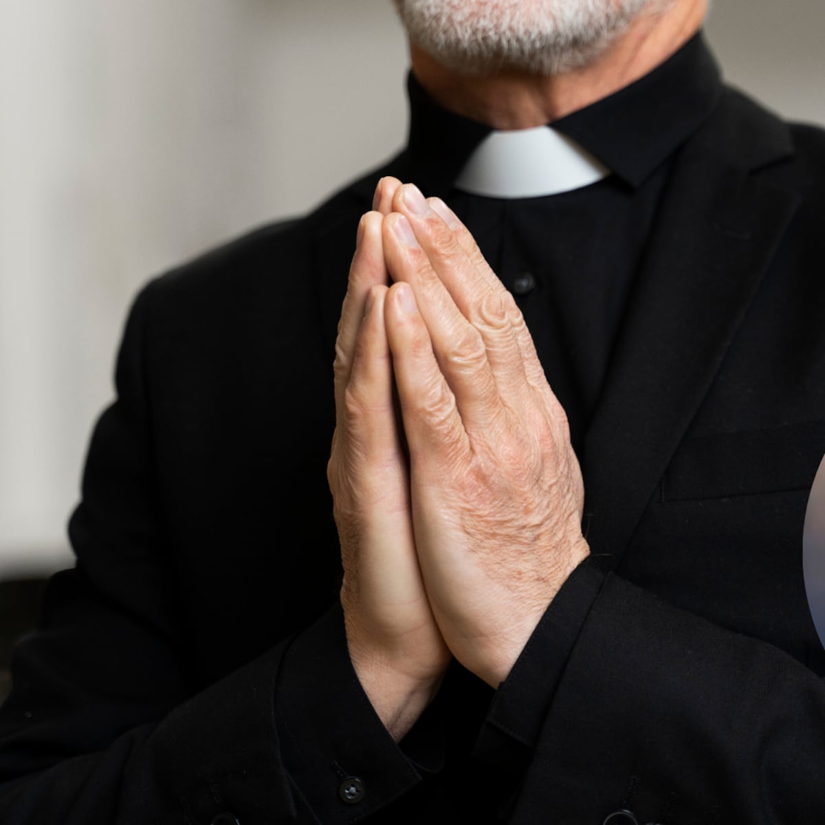 Sacerdote sorprendido con la novia de feligrés Sacerdote sorprendido con la novia de feligrés